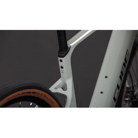 CUBE Nuroad Hybrid C:62 Race 400X reedbeige´n´black – haubans carbone et roue arrière